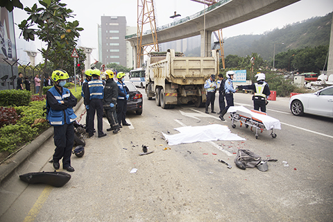 氹仔伟龙马路严重交通意外,两青年死亡.