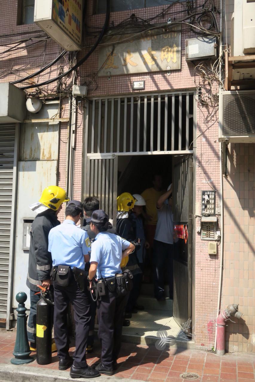 龍嵩街有大廈閘門疑開關掣電線短路冒煙 澳廣視新聞 今日時事 Cyberctm澳門no 1人氣社區 龍嵩街有大廈閘門疑開關掣電線短路冒煙 澳廣視新聞 今日時事 Cyberctm澳門no 1人氣社區