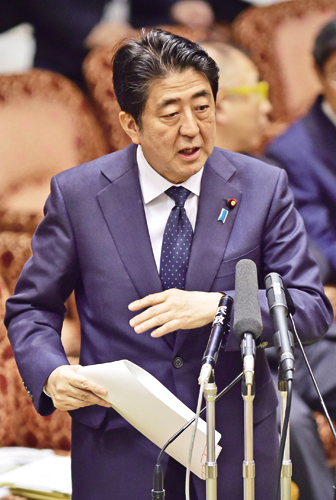 安倍早前接受议员质询,解释行使集体自卫权的情况.(法新社图片)