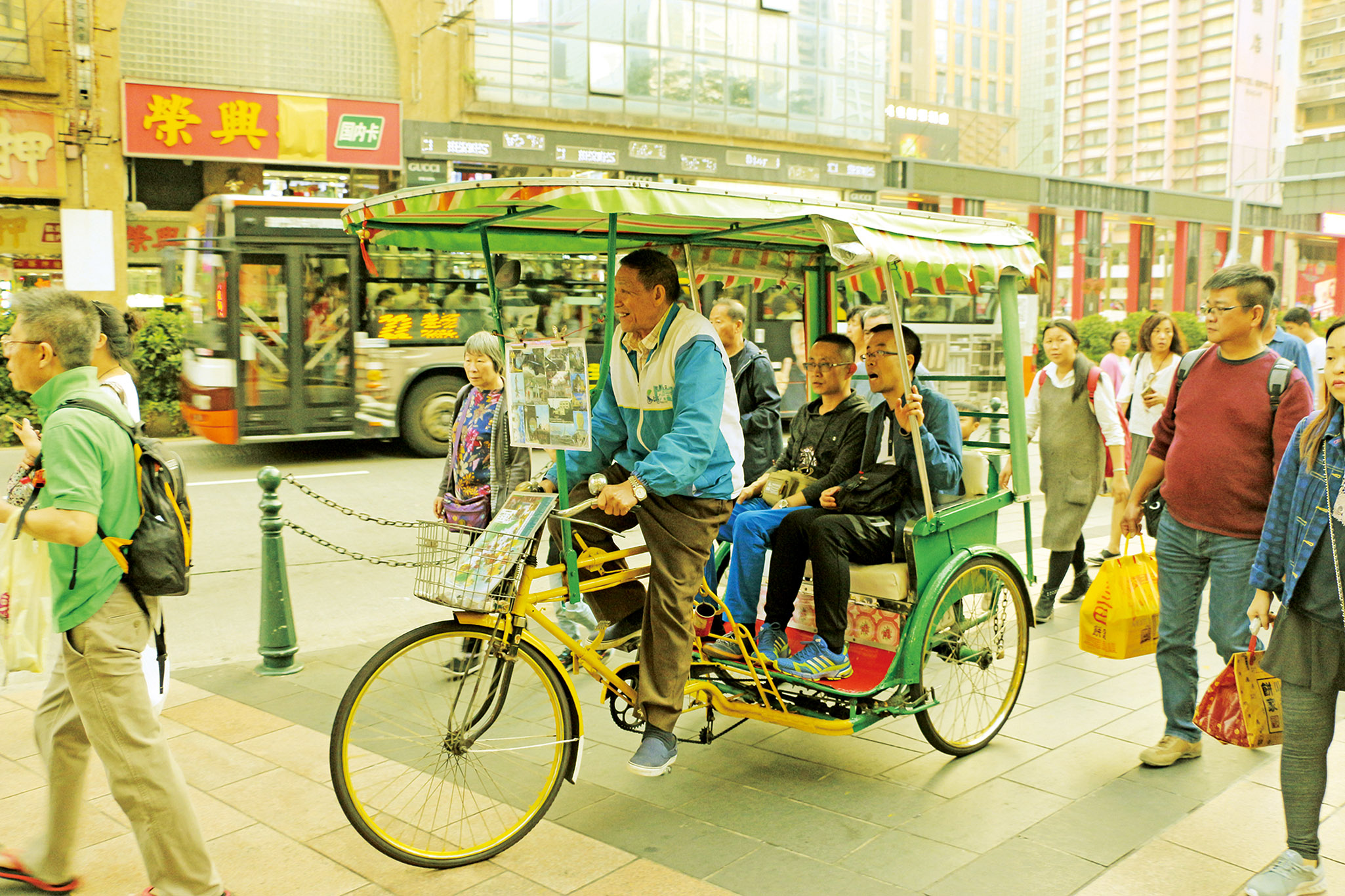 昔年馬路霸主今點綴旅遊三輪車跑遍半世紀貧窮繁華路 力報 今日時事 Cyberctm澳門no 1人氣社區