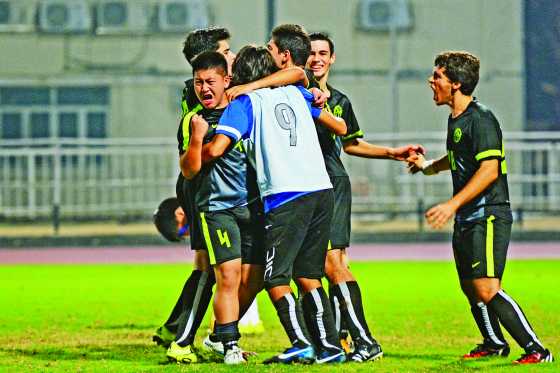 葡文学校与慈幼斗足全场未分高下,要互射十二码分胜负,最终葡文学校六