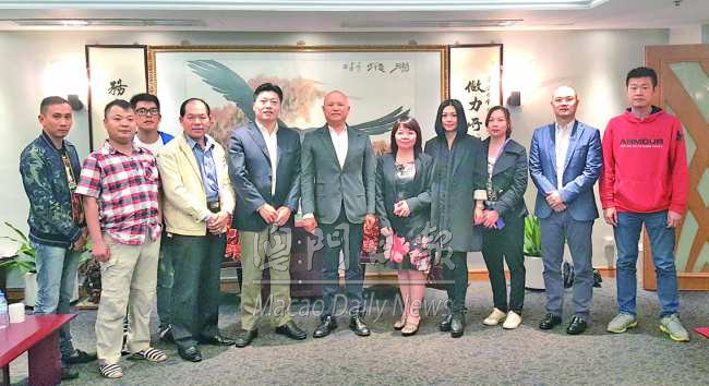 高铭博日前率领小业主分别拜访立法议员陈明金,施家伦及澳门律师公会