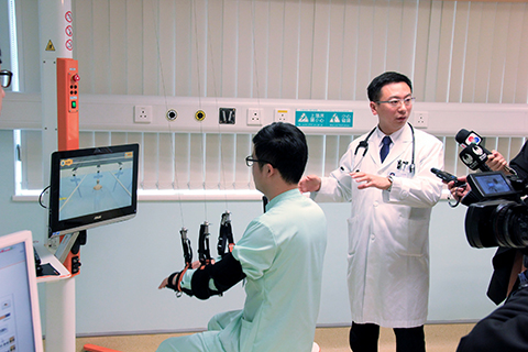 刘中良与工作人员介绍新引进的仪器操作.